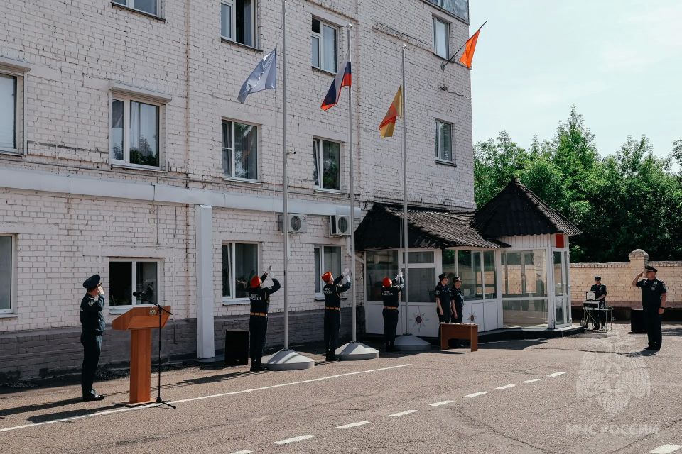 В Главном управлении МЧС России по Тверской области прошло торжественное построение в честь Дня России В Главном управлении МЧС России по Тверской области прошло торжественное построение в честь Дня России