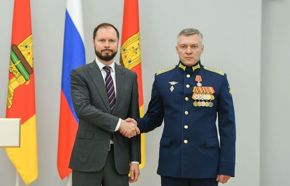 Виталий Королев накануне Дня России вручил жителям Тверской области государственные и региональные награды Виталий Королев накануне Дня России вручил жителям Тверской области государственные и региональные награды