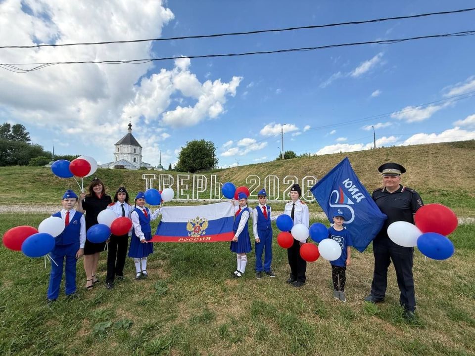 В преддверии важного государственного праздника — Дня России, сотрудники Госавтоинспекции города Твери, отряд ЮИД СОШ № 50 и кадеты СОШ № 16 провели мероприятие «Флаг России – символ безопасности» и поздравили участников... В преддверии важного государственного праздника — Дня России, сотрудники Госавтоинспекции города Твери, отряд ЮИД СОШ № 50 и кадеты СОШ № 16 провели мероприятие «Флаг России – символ безопасности» и поздравили участников...