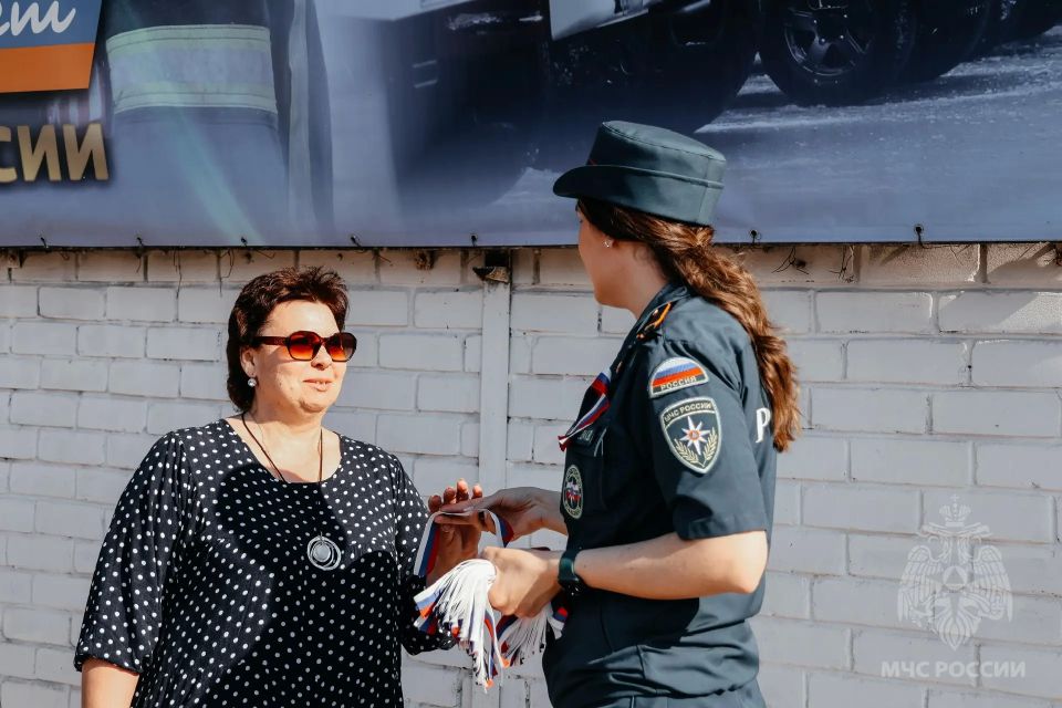 Сотрудники МЧС Тверской области присоединились к патриотической акции «Российский триколор» Сотрудники МЧС Тверской области присоединились к патриотической акции «Российский триколор»