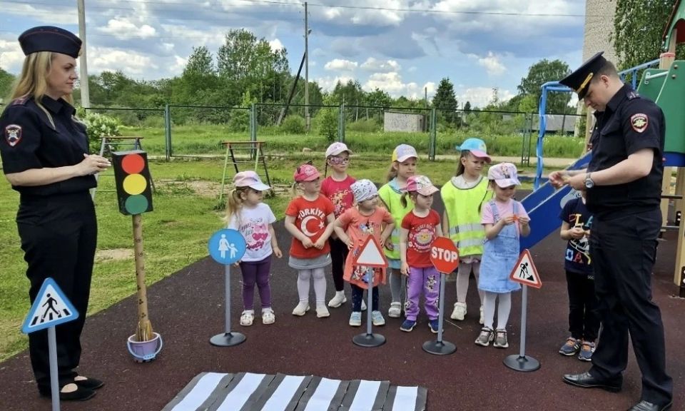 Для воспитанников детского сада «Ёлочка» города Западная Двина прошло обучающее занятие Для воспитанников детского сада «Ёлочка» города Западная Двина прошло обучающее занятие