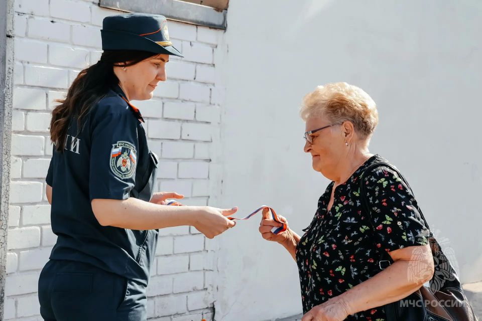 Сотрудники МЧС Тверской области присоединились к патриотической акции «Российский триколор» Сотрудники МЧС Тверской области присоединились к патриотической акции «Российский триколор»