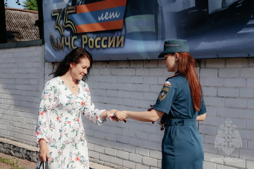 Сотрудники МЧС Тверской области присоединились к патриотической акции «Российский триколор» Сотрудники МЧС Тверской области присоединились к патриотической акции «Российский триколор»