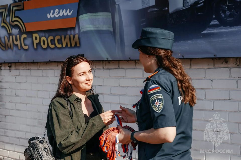 Сотрудники МЧС Тверской области присоединились к патриотической акции «Российский триколор» Сотрудники МЧС Тверской области присоединились к патриотической акции «Российский триколор»