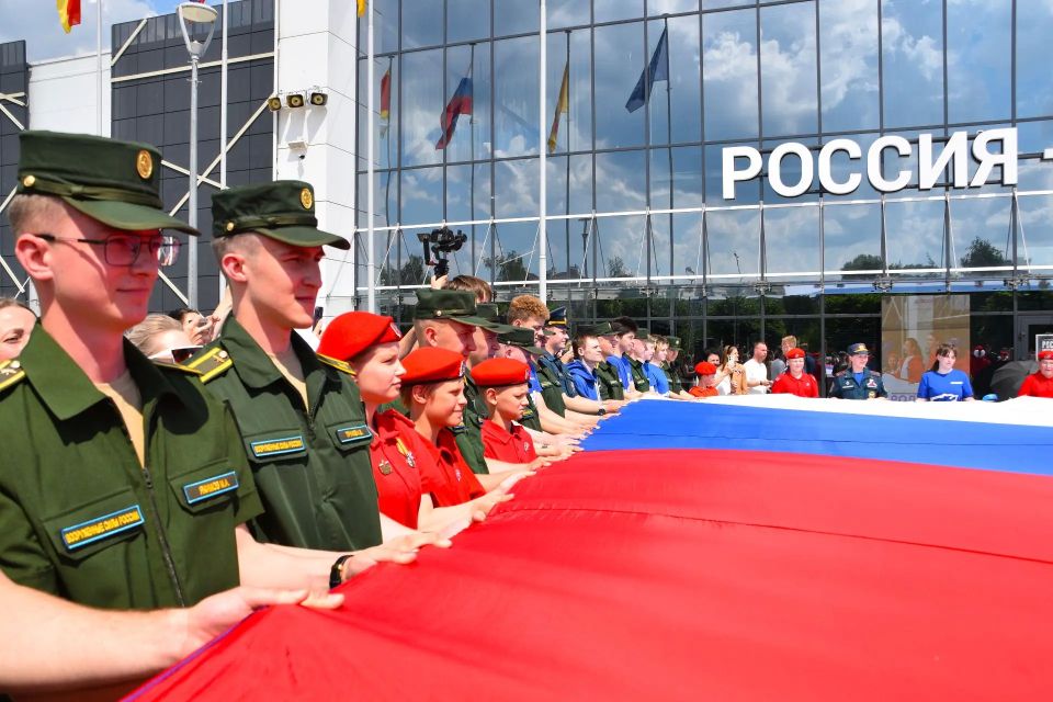 С Днём России, Тверь! . Жителей города поздравил Глава города Алексей Огоньков С Днём России, Тверь! . Жителей города поздравил Глава города Алексей Огоньков