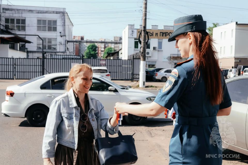 Сотрудники МЧС Тверской области присоединились к патриотической акции «Российский триколор» Сотрудники МЧС Тверской области присоединились к патриотической акции «Российский триколор»