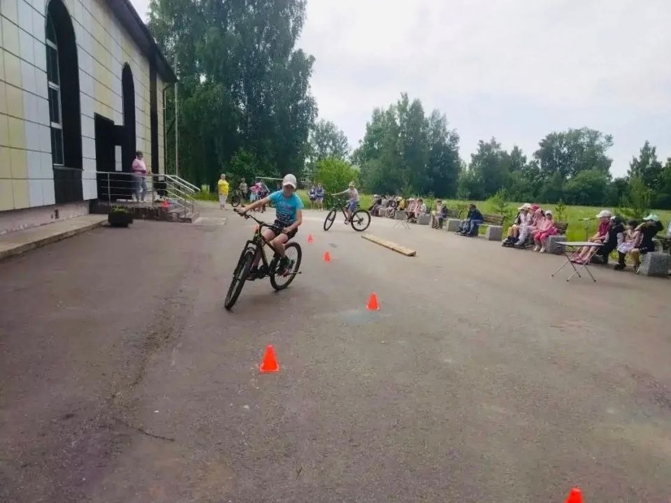 В Лихославльском муниципальном округе прошёл урок для юных велосипедистов и самокатчиков В Лихославльском муниципальном округе прошёл урок для юных велосипедистов и самокатчиков