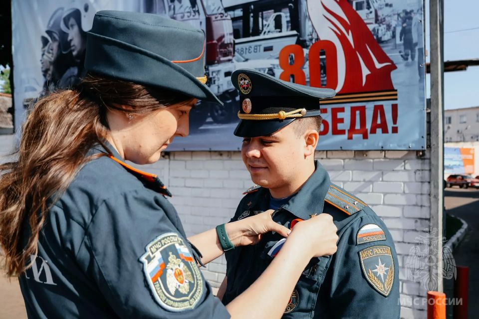 Сотрудники МЧС Тверской области присоединились к патриотической акции «Российский триколор» Сотрудники МЧС Тверской области присоединились к патриотической акции «Российский триколор»