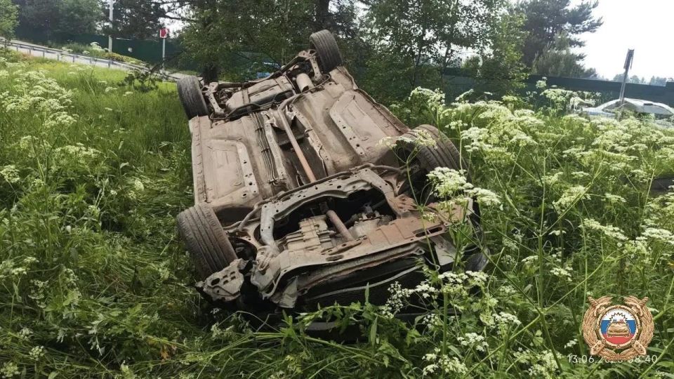 В Тверской области машина опрокинулась в кювет, пострадали три человека В Тверской области машина опрокинулась в кювет, пострадали три человека