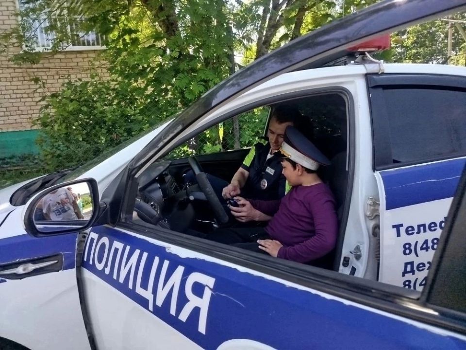 В Удомельском муниципальном округе автоинспекторы организовали для воспитанников летнего пришкольного лагеря на базе Сиговской школы интерактивное занятие В Удомельском муниципальном округе автоинспекторы организовали для воспитанников летнего пришкольного лагеря на базе Сиговской школы интерактивное занятие