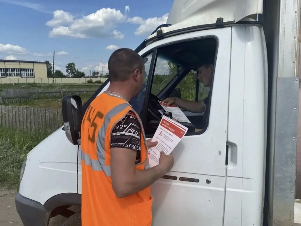 Сотрудники Краснохолмской Госавтоинспекции совместно с представителями ОАО «РЖД» провели профилактическую акцию для водителей Сотрудники Краснохолмской Госавтоинспекции совместно с представителями ОАО «РЖД» провели профилактическую акцию для водителей