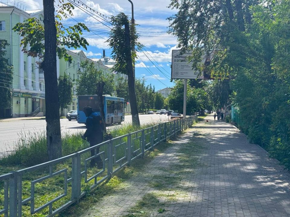 В городе продолжаются работы по содержанию УДС, парков и скверов В городе продолжаются работы по содержанию УДС, парков и скверов