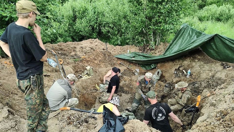 В Тверской области поисковики из одной ямы подняли несколько десятков красноармейцев В Тверской области поисковики из одной ямы подняли несколько десятков красноармейцев