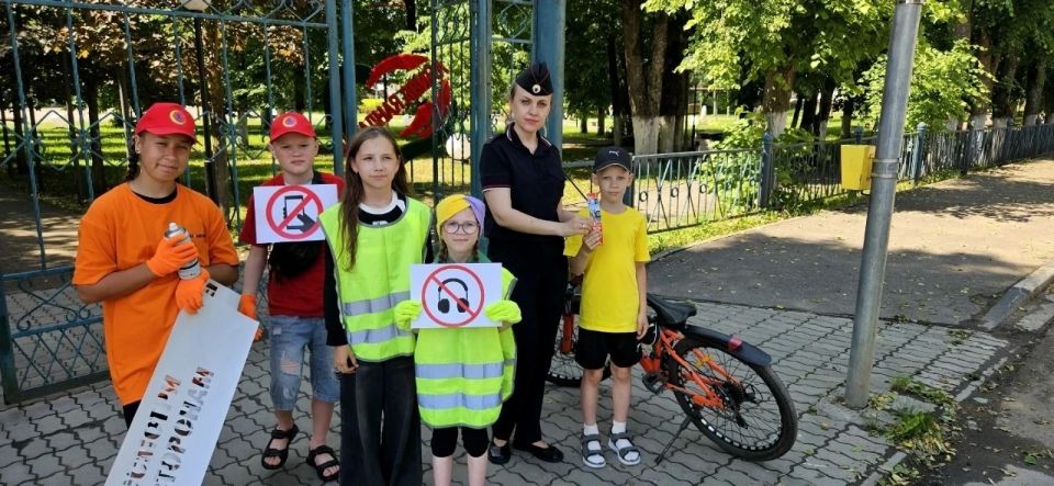 Сотрудники Госавтоинспекции совместно с волонтёрами Западнодвинского Дома детского творчества провели профилактическую акцию «Трафареты безопасности» Сотрудники Госавтоинспекции совместно с волонтёрами Западнодвинского Дома детского творчества провели профилактическую акцию «Трафареты безопасности»
