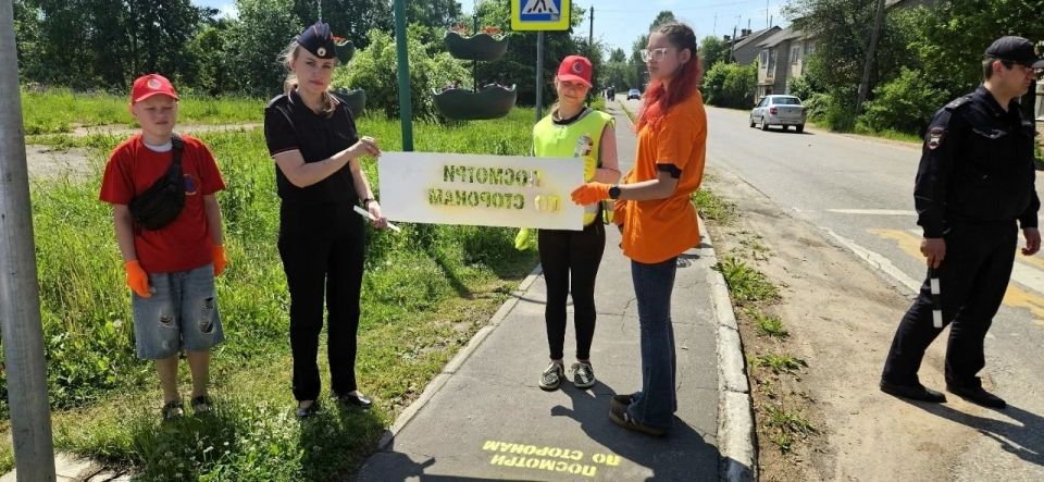 Сотрудники Госавтоинспекции совместно с волонтёрами Западнодвинского Дома детского творчества провели профилактическую акцию «Трафареты безопасности» Сотрудники Госавтоинспекции совместно с волонтёрами Западнодвинского Дома детского творчества провели профилактическую акцию «Трафареты безопасности»