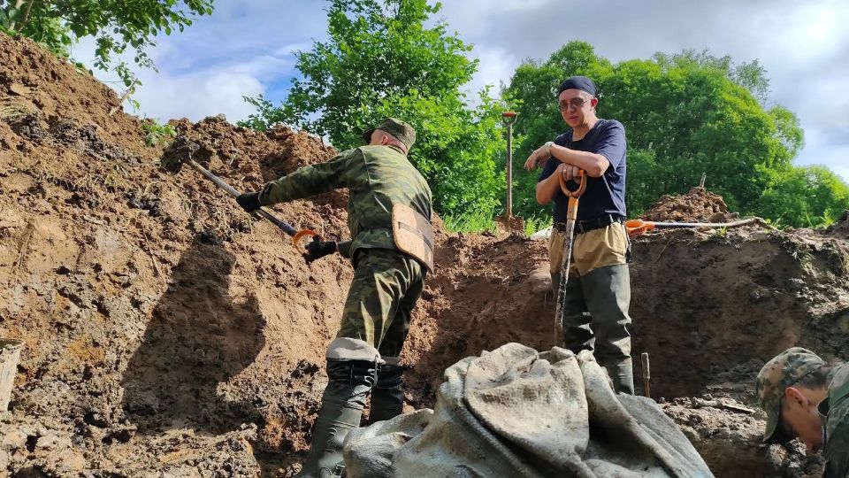 В Тверской области поисковики из одной ямы подняли несколько десятков красноармейцев В Тверской области поисковики из одной ямы подняли несколько десятков красноармейцев