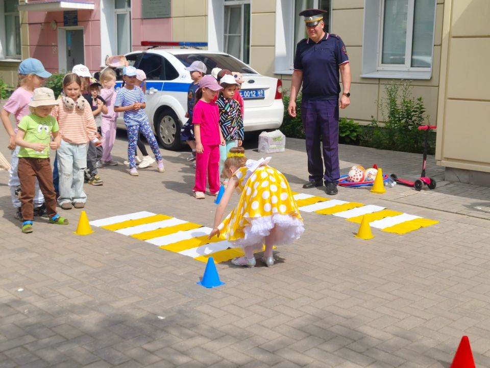 «Я соблюдаю ПДД!»: тверские автоинспекторы устроили дорожный праздник для малышей из детского сада № 51 «Я соблюдаю ПДД!»: тверские автоинспекторы устроили дорожный праздник для малышей из детского сада № 51