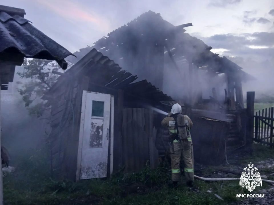 Отстояли жилой дом. Вчера на улице Мелиораторов в Сонково произошел пожар в хозяйственной постройке Отстояли жилой дом. Вчера на улице Мелиораторов в Сонково произошел пожар в хозяйственной постройке