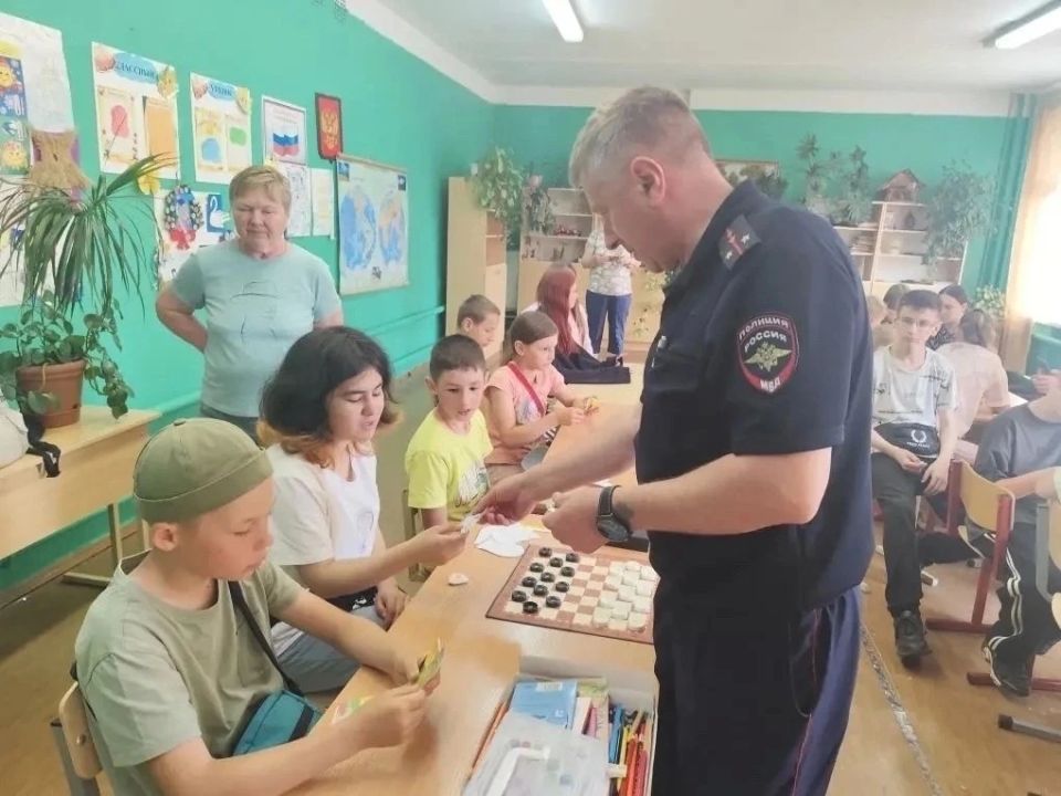 В Кесовогорском муниципальном округе сотрудники Госавтоинспекции организовали профилактическое мероприятие для воспитанников летнего лагеря на базе Лисковской школы В Кесовогорском муниципальном округе сотрудники Госавтоинспекции организовали профилактическое мероприятие для воспитанников летнего лагеря на базе Лисковской школы