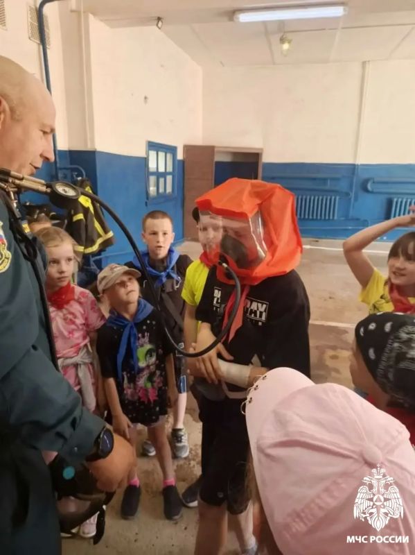 Юные кашинцы в гостях у огнеборцев 33-й пожарно-спасательной части! Юные кашинцы в гостях у огнеборцев 33-й пожарно-спасательной части!