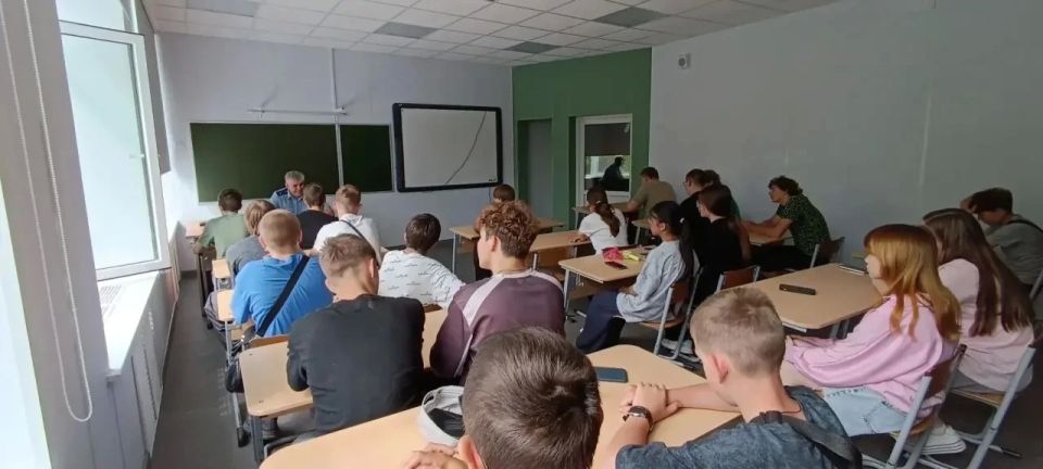 Работники Бежецкой межрайонной прокуратуры провели для учащихся МБОУ «Гимназия № 1», посещающих пришкольный лагерь, лекцию об ответственности несовершеннолетних за правонарушения и о безопасности в сети Интернет Работники Бежецкой межрайонной прокуратуры провели для учащихся МБОУ «Гимназия № 1», посещающих пришкольный лагерь, лекцию об ответственности несовершеннолетних за правонарушения и о безопасности в сети Интернет