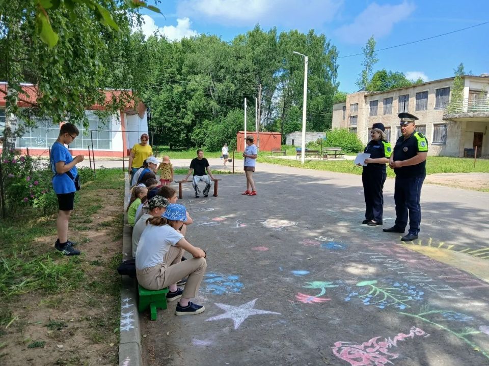 Нелидовские автоинспекторы провели профилактическое мероприятие для детей Нелидовские автоинспекторы провели профилактическое мероприятие для детей