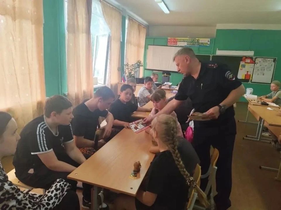 В Кесовогорском муниципальном округе сотрудники Госавтоинспекции организовали профилактическое мероприятие для воспитанников летнего лагеря на базе Лисковской школы В Кесовогорском муниципальном округе сотрудники Госавтоинспекции организовали профилактическое мероприятие для воспитанников летнего лагеря на базе Лисковской школы