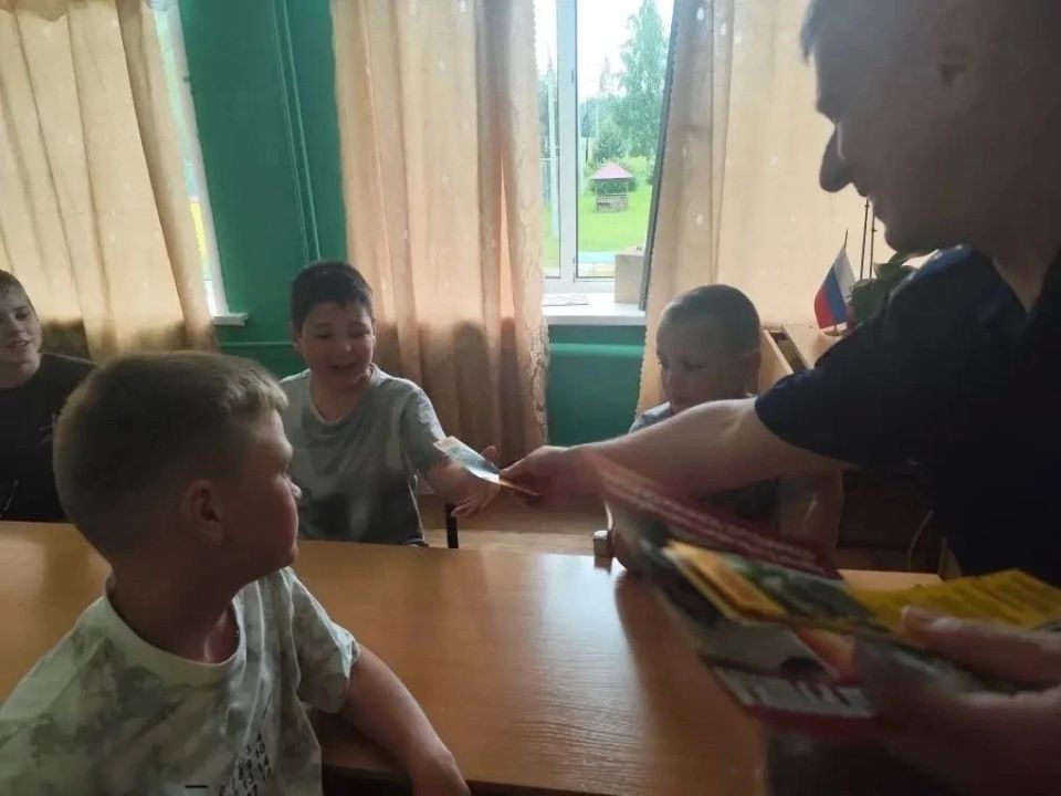 В Кесовогорском муниципальном округе сотрудники Госавтоинспекции организовали профилактическое мероприятие для воспитанников летнего лагеря на базе Лисковской школы В Кесовогорском муниципальном округе сотрудники Госавтоинспекции организовали профилактическое мероприятие для воспитанников летнего лагеря на базе Лисковской школы