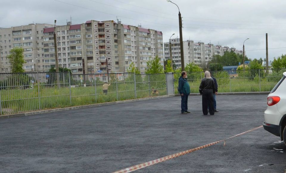 Во всех районах города продолжаются работы по благоустройству дворов Во всех районах города продолжаются работы по благоустройству дворов