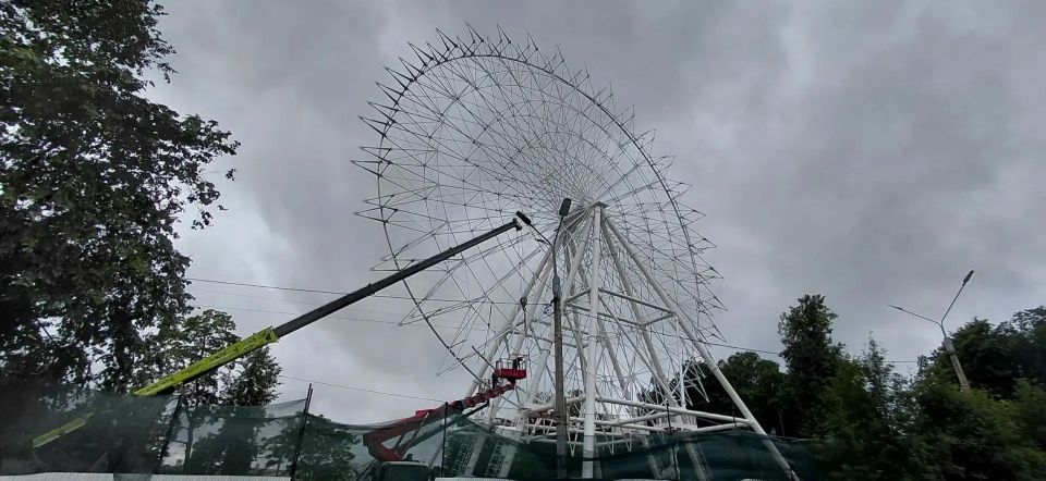 В Твери, в Городском саду, продолжают монтаж металлической части нового Колеса обозрения, а также крепят к нему лесенки и площадки для посетителей аттракциона В Твери, в Городском саду, продолжают монтаж металлической части нового Колеса обозрения, а также крепят к нему лесенки и площадки для посетителей аттракциона