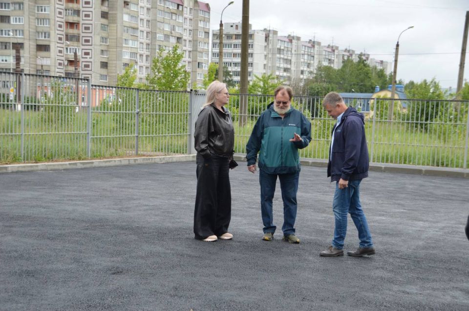 Во всех районах города продолжаются работы по благоустройству дворов Во всех районах города продолжаются работы по благоустройству дворов