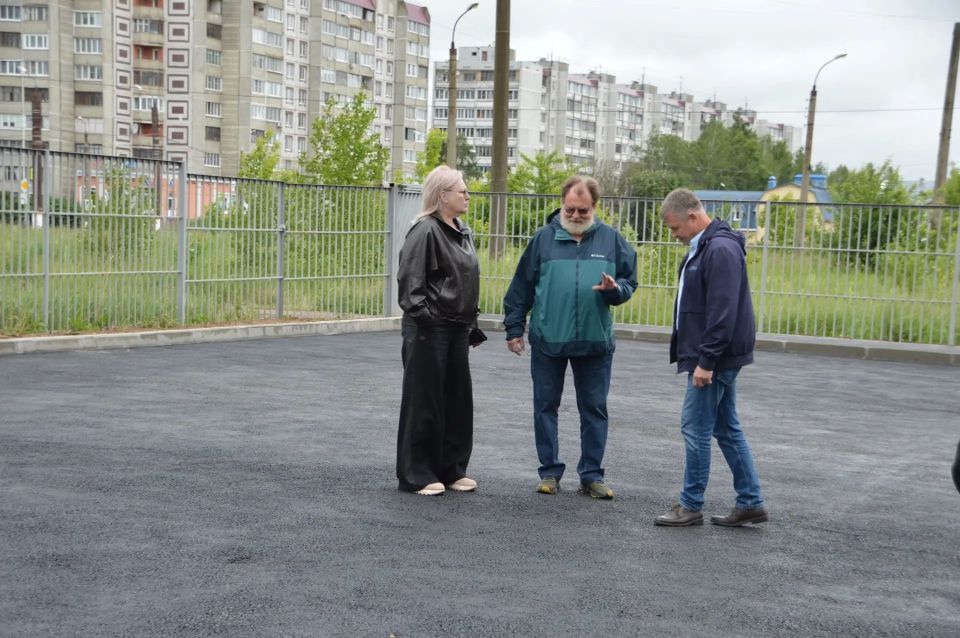 Во всех районах города продолжаются работы по благоустройству дворов Во всех районах города продолжаются работы по благоустройству дворов