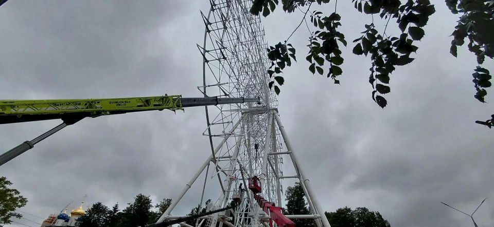 В Твери, в Городском саду, продолжают монтаж металлической части нового Колеса обозрения, а также крепят к нему лесенки и площадки для посетителей аттракциона В Твери, в Городском саду, продолжают монтаж металлической части нового Колеса обозрения, а также крепят к нему лесенки и площадки для посетителей аттракциона