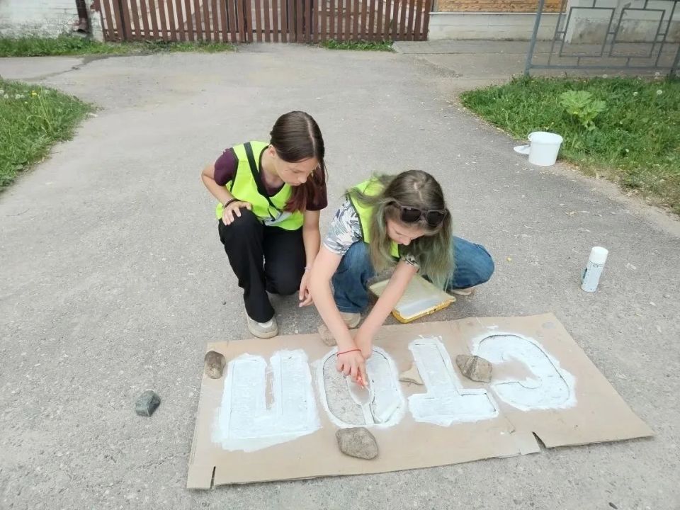 В Краснохолмском муниципальном округе автоинспекторы и школьники провели акцию «СТОП перед переходом» В Краснохолмском муниципальном округе автоинспекторы и школьники провели акцию «СТОП перед переходом»