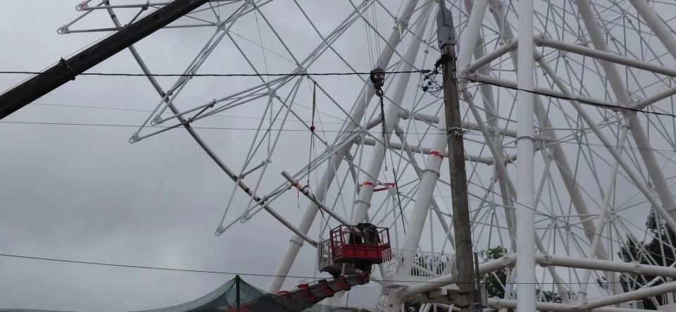 В Твери, в Городском саду, продолжают монтаж металлической части нового Колеса обозрения, а также крепят к нему лесенки и площадки для посетителей аттракциона В Твери, в Городском саду, продолжают монтаж металлической части нового Колеса обозрения, а также крепят к нему лесенки и площадки для посетителей аттракциона