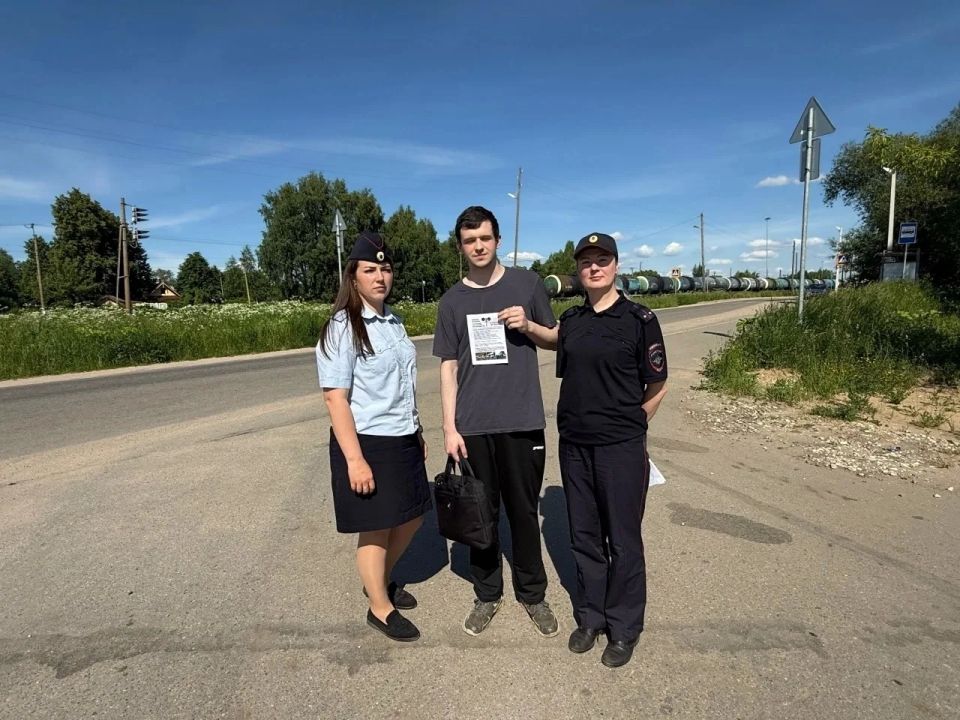 Сотрудники Бежецкой и Осташковской Госавтоинспекции напомнили водителям о безопасности на железнодорожных переездах Сотрудники Бежецкой и Осташковской Госавтоинспекции напомнили водителям о безопасности на железнодорожных переездах