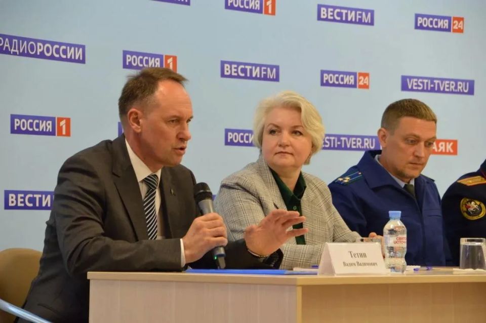 Как противодействовать дистанционному мошенничеству, уберечь людей, прежде всего пожилых и молодежь, от влияния преступников, обсудили на круглом столе «Телефонное мошенничество – угроза безопасности Верхневолжья» в... Как противодействовать дистанционному мошенничеству, уберечь людей, прежде всего пожилых и молодежь, от влияния преступников, обсудили на круглом столе «Телефонное мошенничество – угроза безопасности Верхневолжья» в...
