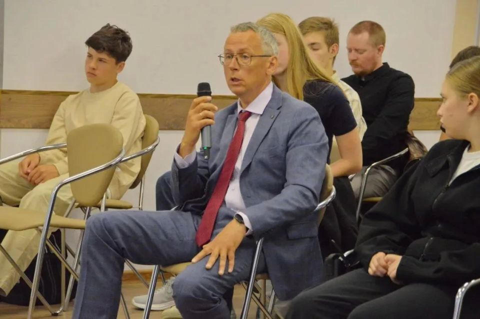 Как противодействовать дистанционному мошенничеству, уберечь людей, прежде всего пожилых и молодежь, от влияния преступников, обсудили на круглом столе «Телефонное мошенничество – угроза безопасности Верхневолжья» в... Как противодействовать дистанционному мошенничеству, уберечь людей, прежде всего пожилых и молодежь, от влияния преступников, обсудили на круглом столе «Телефонное мошенничество – угроза безопасности Верхневолжья» в...