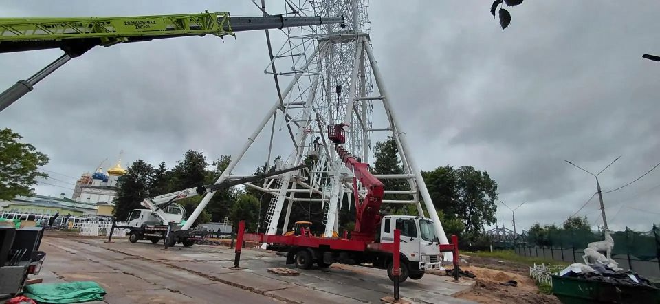 В Твери, в Городском саду, продолжают монтаж металлической части нового Колеса обозрения, а также крепят к нему лесенки и площадки для посетителей аттракциона В Твери, в Городском саду, продолжают монтаж металлической части нового Колеса обозрения, а также крепят к нему лесенки и площадки для посетителей аттракциона