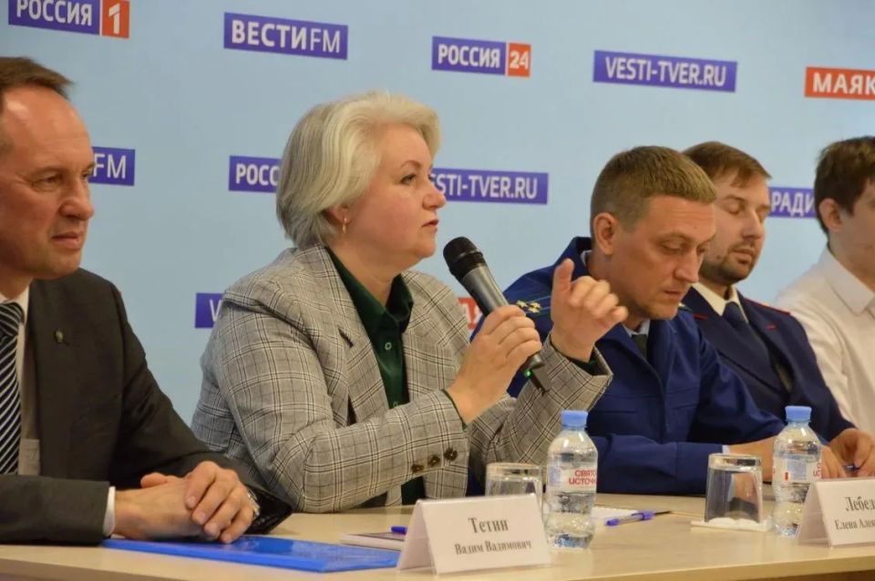 Как противодействовать дистанционному мошенничеству, уберечь людей, прежде всего пожилых и молодежь, от влияния преступников, обсудили на круглом столе «Телефонное мошенничество – угроза безопасности Верхневолжья» в... Как противодействовать дистанционному мошенничеству, уберечь людей, прежде всего пожилых и молодежь, от влияния преступников, обсудили на круглом столе «Телефонное мошенничество – угроза безопасности Верхневолжья» в...