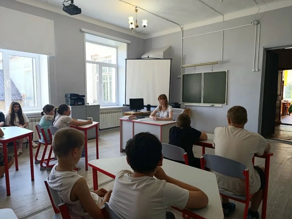 В Удомельском муниципальном округе сотрудники Госавтоинспекции и ГО ЧС провели комплексное профилактическое мероприятие для воспитанников летнего лагеря и трудового отряда МБОУ Мстинская СОШ В Удомельском муниципальном округе сотрудники Госавтоинспекции и ГО ЧС провели комплексное профилактическое мероприятие для воспитанников летнего лагеря и трудового отряда МБОУ Мстинская СОШ