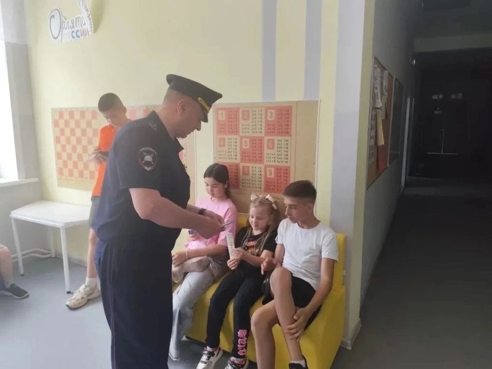 В Калязинском муниципальном округе автоинспекторы провели беседы с воспитанниками летнего оздоровительного лагеря на базе Зареченской школы В Калязинском муниципальном округе автоинспекторы провели беседы с воспитанниками летнего оздоровительного лагеря на базе Зареченской школы