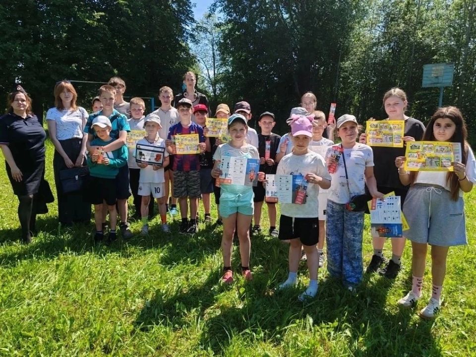 В Удомельском муниципальном округе сотрудники Госавтоинспекции и ГО ЧС провели комплексное профилактическое мероприятие для воспитанников летнего лагеря и трудового отряда МБОУ Мстинская СОШ В Удомельском муниципальном округе сотрудники Госавтоинспекции и ГО ЧС провели комплексное профилактическое мероприятие для воспитанников летнего лагеря и трудового отряда МБОУ Мстинская СОШ