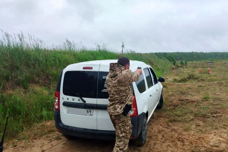 В ТВЕРИ РУКОВОДИТЕЛИ ПОДРАЗДЕЛЕНИЙ УМВД СОРЕВНОВАЛИСЬ В СТРЕЛЬБЕ В ТВЕРИ РУКОВОДИТЕЛИ ПОДРАЗДЕЛЕНИЙ УМВД СОРЕВНОВАЛИСЬ В СТРЕЛЬБЕ