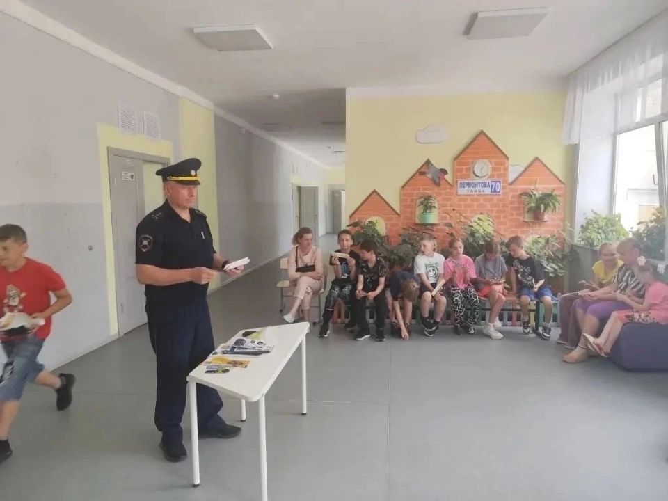 В Калязинском муниципальном округе автоинспекторы провели беседы с воспитанниками летнего оздоровительного лагеря на базе Зареченской школы В Калязинском муниципальном округе автоинспекторы провели беседы с воспитанниками летнего оздоровительного лагеря на базе Зареченской школы