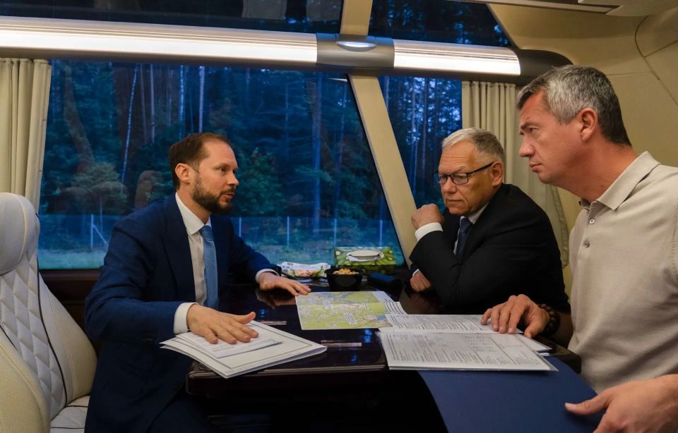 Глава Автодора Вячеслав Петушенко и врио губернатора Тверской области Виталий Королев обсудили развитие дорожной инфраструктуры региона Глава Автодора Вячеслав Петушенко и врио губернатора Тверской области Виталий Королев обсудили развитие дорожной инфраструктуры региона