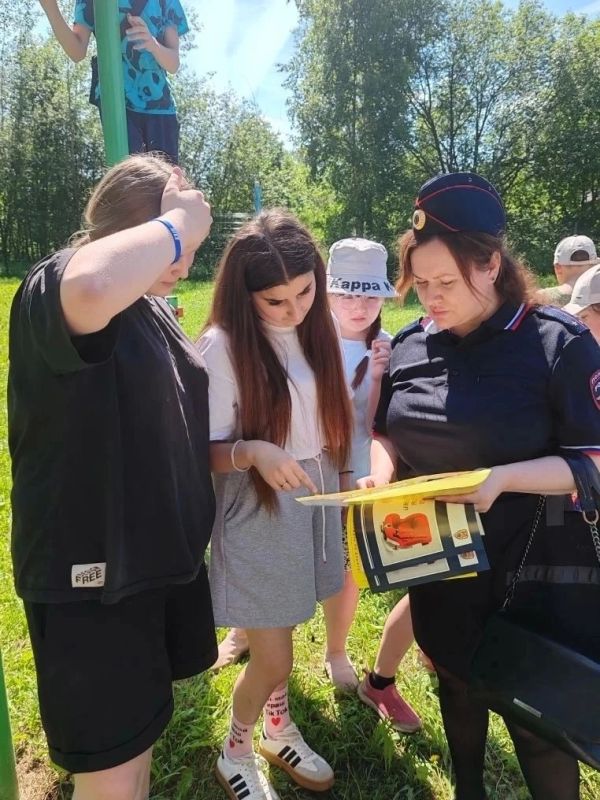 В Удомельском муниципальном округе сотрудники Госавтоинспекции и ГО ЧС провели комплексное профилактическое мероприятие для воспитанников летнего лагеря и трудового отряда МБОУ Мстинская СОШ В Удомельском муниципальном округе сотрудники Госавтоинспекции и ГО ЧС провели комплексное профилактическое мероприятие для воспитанников летнего лагеря и трудового отряда МБОУ Мстинская СОШ