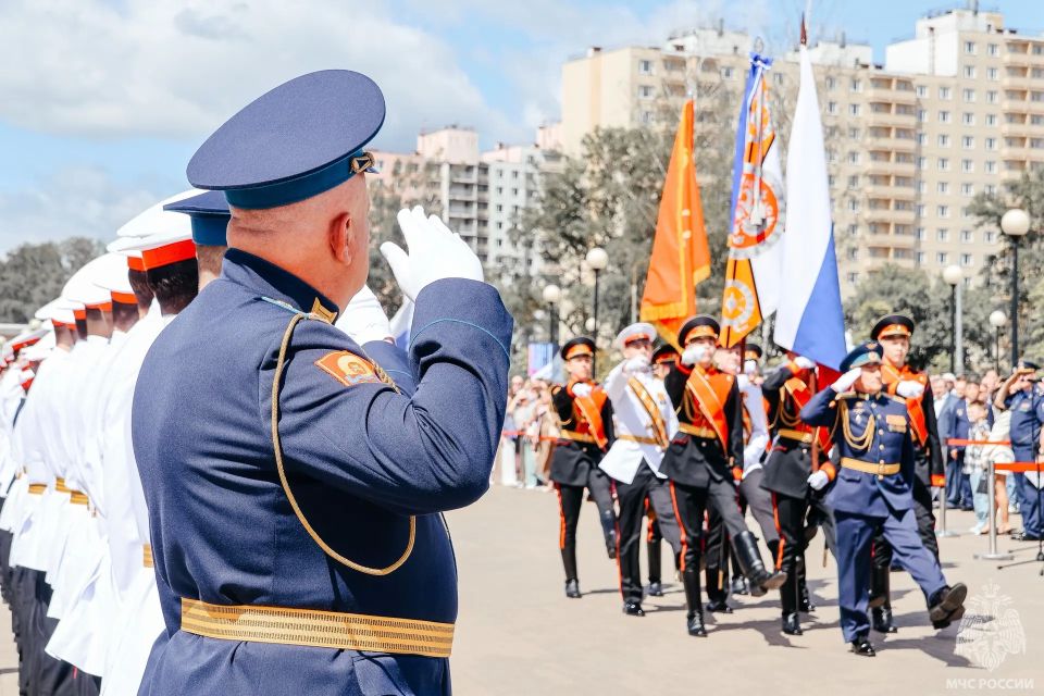Сотрудники Главного управления МЧС России по Тверской области приняли участие в торжественных церемониях выпуска молодых специалистов Сотрудники Главного управления МЧС России по Тверской области приняли участие в торжественных церемониях выпуска молодых специалистов