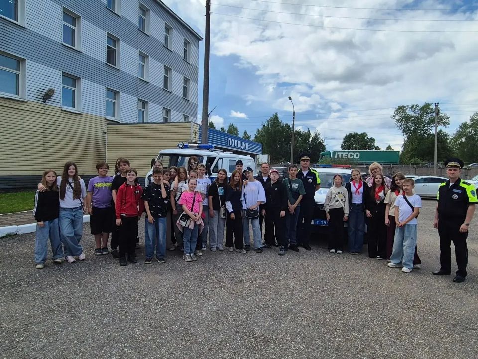 В ТВЕРСКОЙ ОБЛАСТИ ПОЛИЦЕЙСКИЕ И ОБЩЕСТВЕННИКИ ОРГАНИЗОВАЛИ МЕРОПРИЯТИЯ ДЛЯ ДЕТЕЙ В РАМКАХ АКЦИИ «КАНИКУЛЫ С ОБЩЕСТВЕННЫМ СОВЕТОМ» В ТВЕРСКОЙ ОБЛАСТИ ПОЛИЦЕЙСКИЕ И ОБЩЕСТВЕННИКИ ОРГАНИЗОВАЛИ МЕРОПРИЯТИЯ ДЛЯ ДЕТЕЙ В РАМКАХ АКЦИИ «КАНИКУЛЫ С ОБЩЕСТВЕННЫМ СОВЕТОМ»