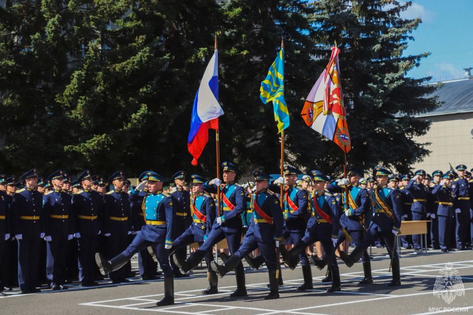 Сотрудники Главного управления МЧС России по Тверской области приняли участие в торжественных церемониях выпуска молодых специалистов Сотрудники Главного управления МЧС России по Тверской области приняли участие в торжественных церемониях выпуска молодых специалистов